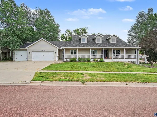 220 S Lincoln St, Lennox, SD 57039