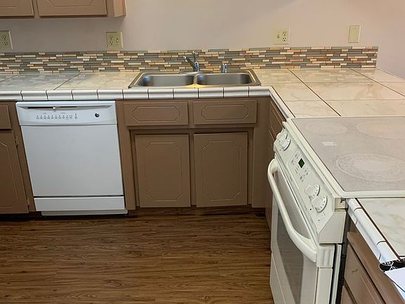 4th image of 112 N Lemoore Ave APT D
