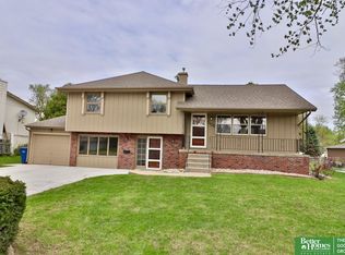 7105 Pine Dr, La Vista, NE 68128