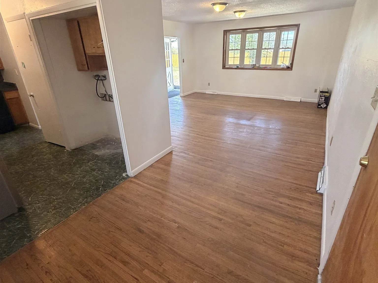 5 bed, 2.5 bath, 3000 sqft, $3,350 — Photo 3