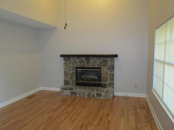 4th image of 2033 Merle Ln