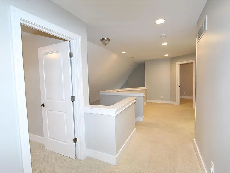 1090 Oakwood Dr — Photo 20