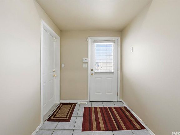 3rd image of 626 Peterson Cres