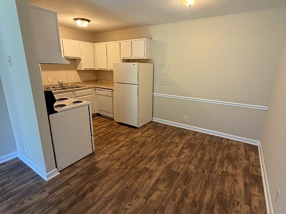 3rd image of 1418 E Main St #D33