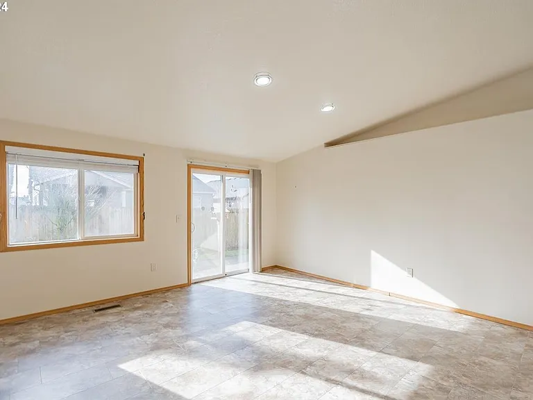 3709 NE 84th St — Photo 15