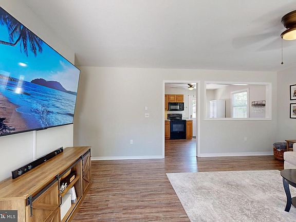 3rd image of 458 Railroad Ave
