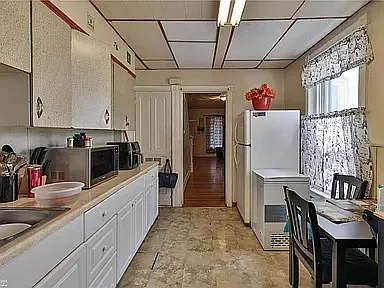 927 W Green St — Photo 11