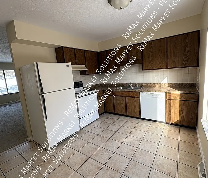 2398 Echo Valley Dr — Photo 3