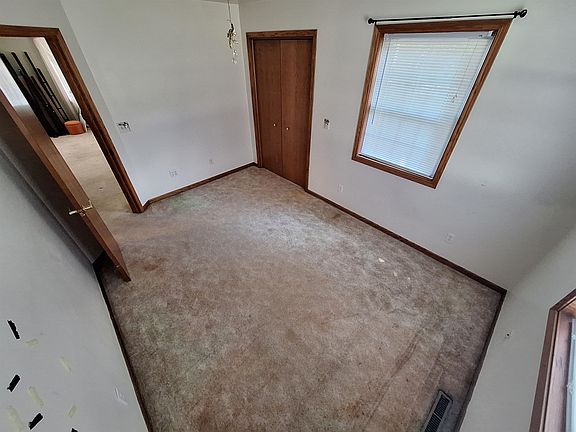 3rd image of 303 Prairie St