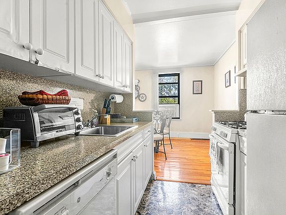 2nd image of 959 E 108th St APT 3D