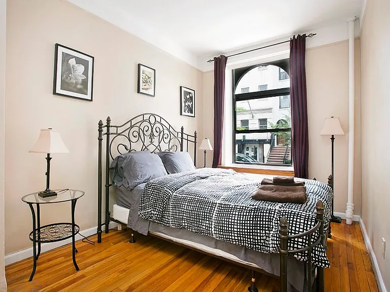 240 E 52nd St #1W — Photo 4
