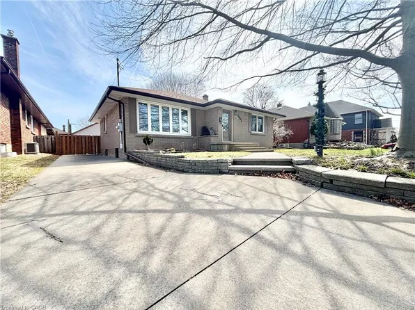 6902 Dell Ave, Niagara Falls, ON L2G 4V8