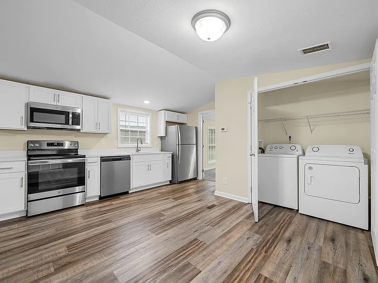 315 Jennifer St — Photo 6
