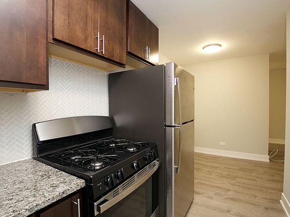 4th image of 530 W Surf St #D915