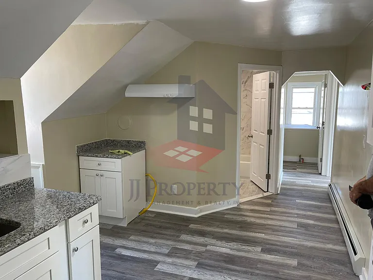31 Hawthorne St #3 — Photo 5