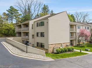 3805 Lone Pine Rd APT 300, West Bloomfield, MI 48323