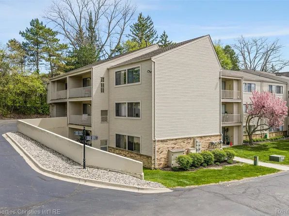 3805 Lone Pine Rd APT 300, West Bloomfield, MI 48323