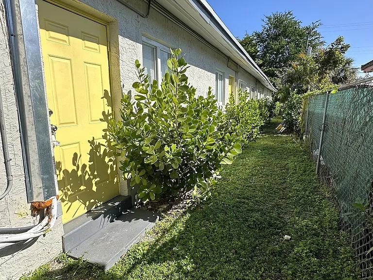 916 NW 3rd Ave — Photo 21
