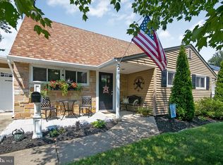 21 Hydrangea Rd, Levittown, PA 19056