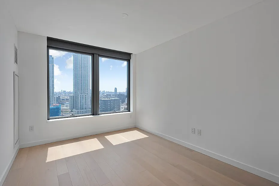 3 Court Square — Photo 2