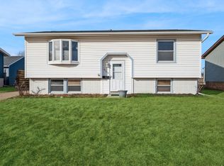 3716 Western Pine Dr NE, Cedar Rapids, IA 52402