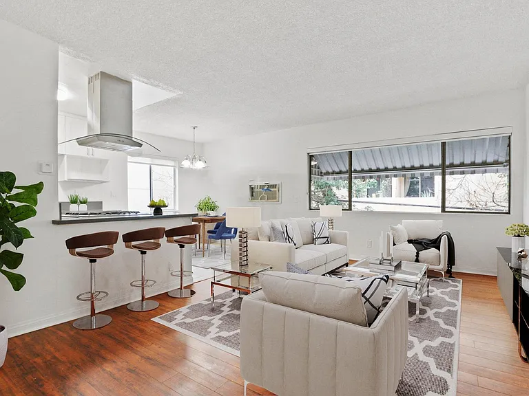 113 N Gale Dr — Photo 3