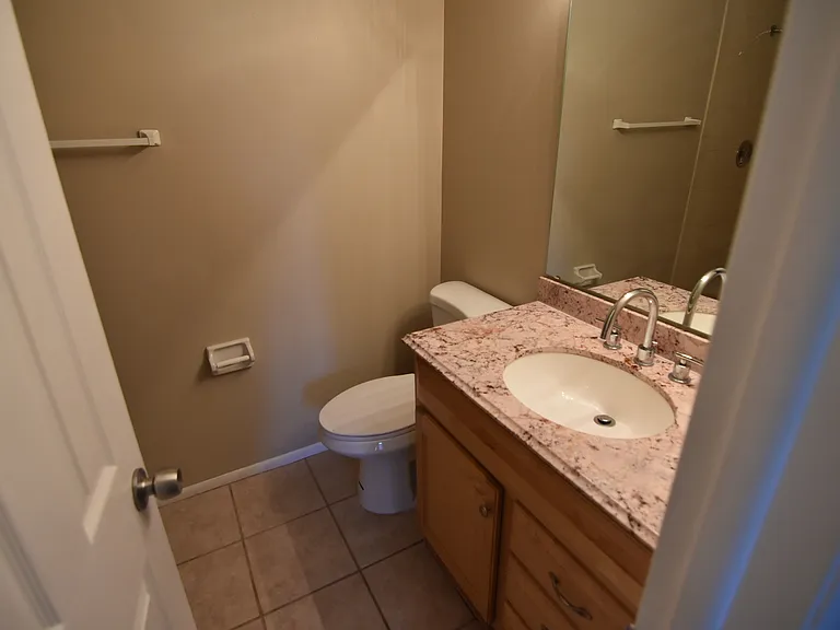 423 Longwood Cir — Photo 6