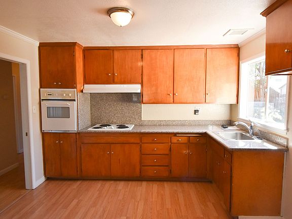 3rd image of 284 Yosemite Dr