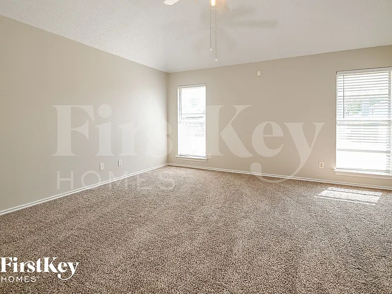 2210 Meadowstone Dr — Photo 7