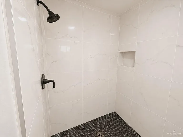 904 W 8th St — Photo 10
