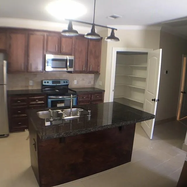 1 bed, 1.0 bath, 750 sqft, $1,300 — Photo 2