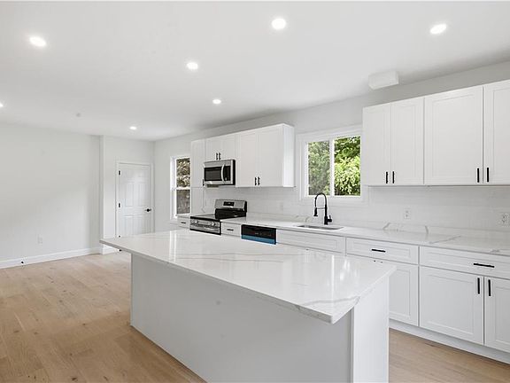 3rd image of 44 Park Pl