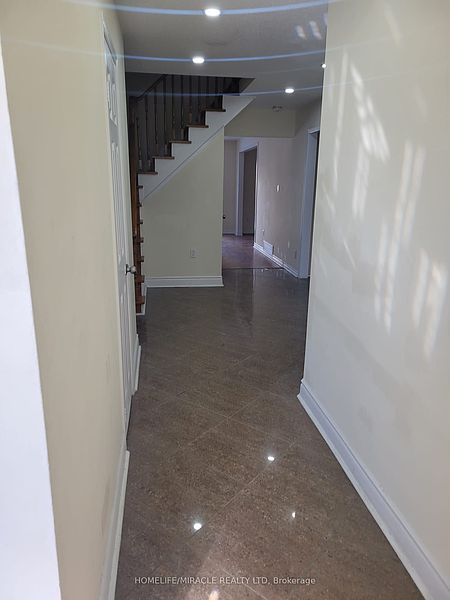 Brampton House for rent - 4 Bedrooms — photo 3