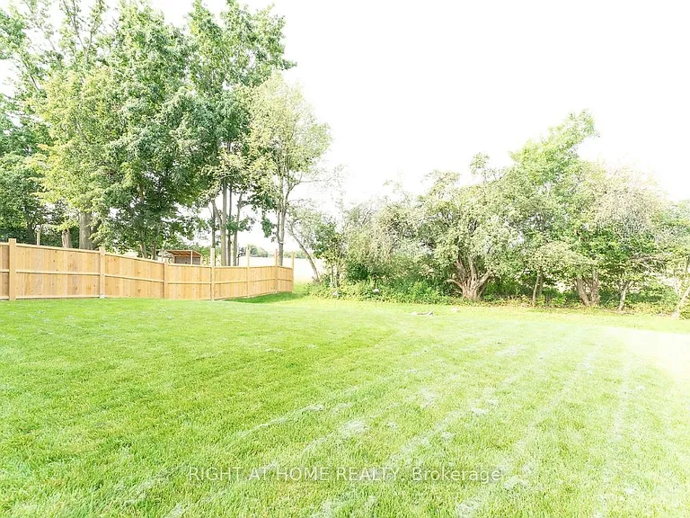42 Forsyth Cres — Photo 2
