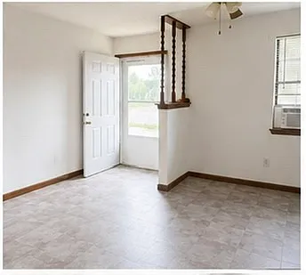 Building Photo - 303 S 10th St #2