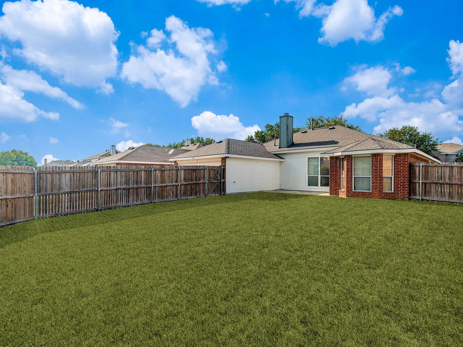 1524 Summerfield Dr — Photo 2