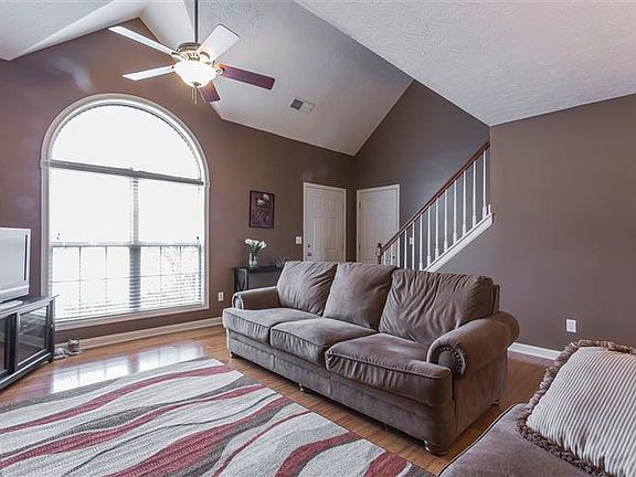4th image of 760 Woodhaven Pl