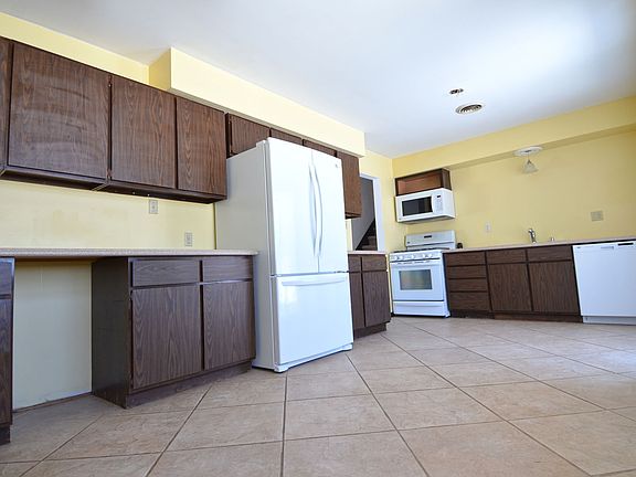 3rd image of 1420 James Ct