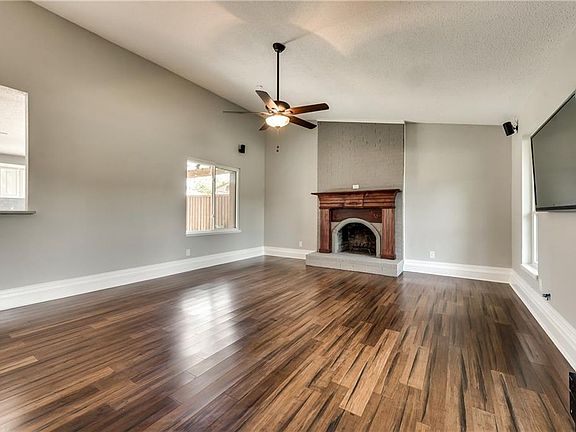 3rd image of 2105 Richwood Dr