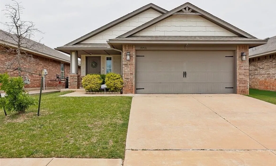 3 bed, 1340 sqft, $1,700 — Photo 1