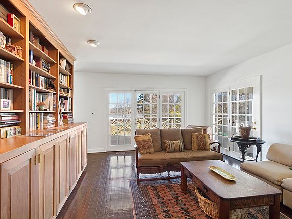5th image of 32 Poxabogue Ln
