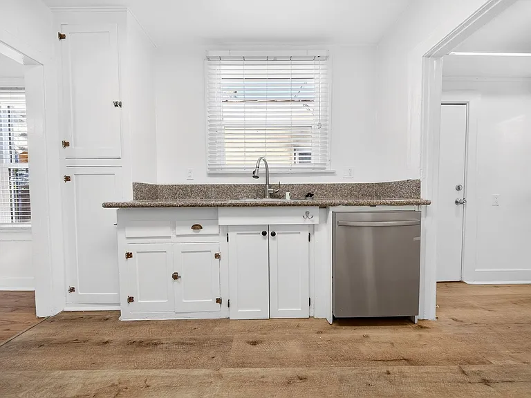 5225 De Longpre Ave — Photo 20
