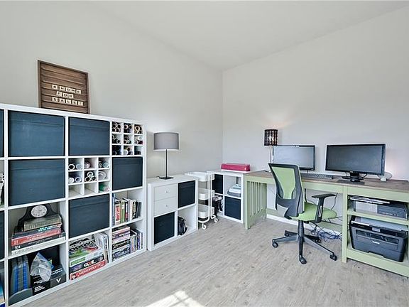 4th image of 418 Angela Ln