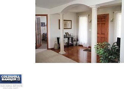 Pillars in foyer w/hdwd floors