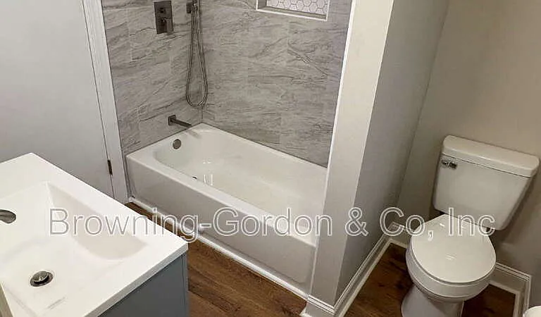 328 E Thompson Ln — Photo 17