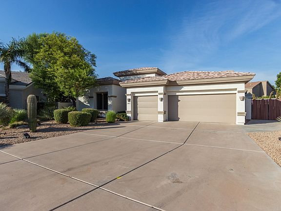 1271 N Bronco Ln Gilbert Front Driveway