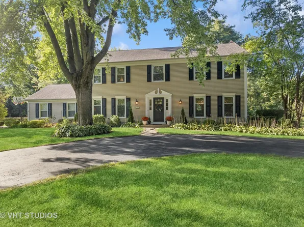 7701 Carriage Dr, Crystal Lake, IL 60012