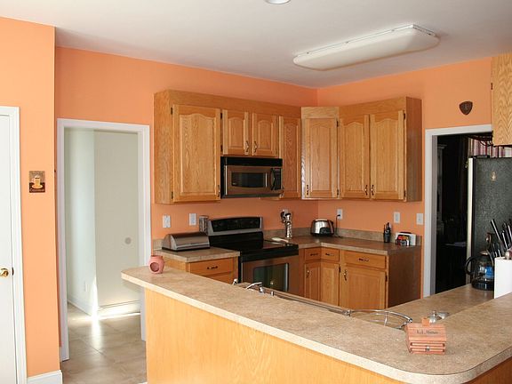 Kitchen w/Serving Bar