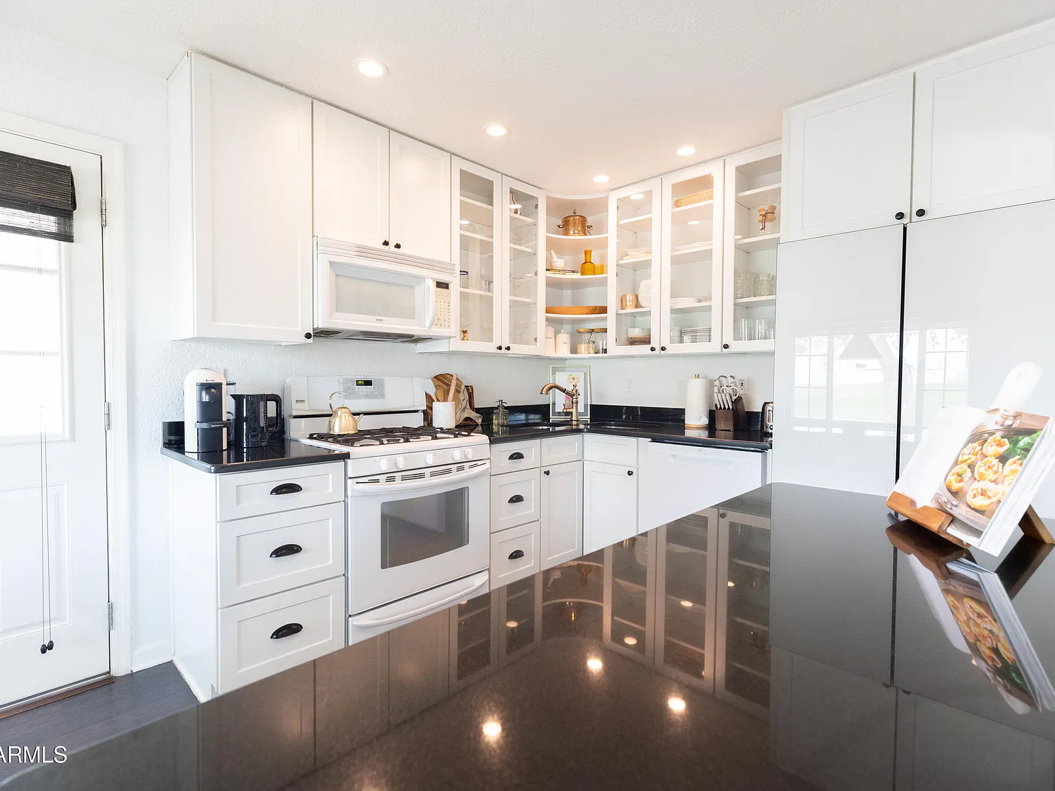 3 bed, 1.0 bath, 952 sqft, $3,000 — Photo 4