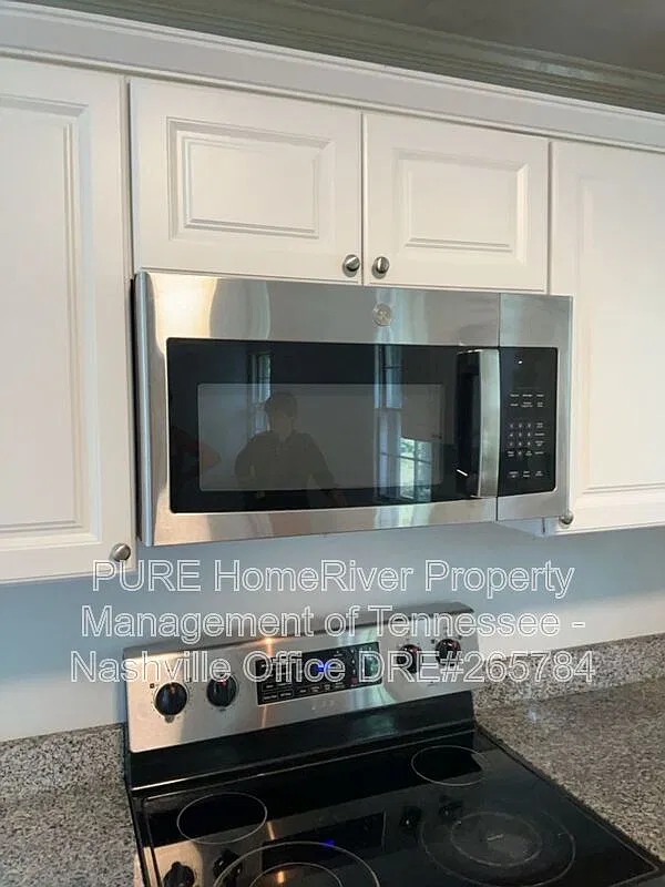 3 bed, 2.0 bath, 1864 sqft, $2,395 — Photo 2